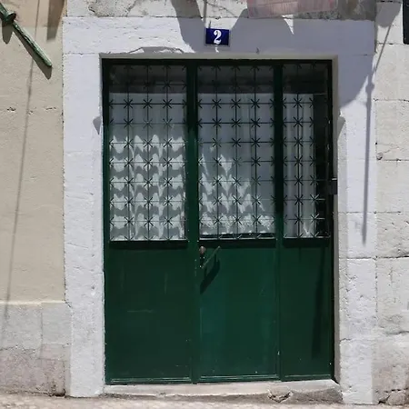 Alfama's Hidden Terrace Gem-2